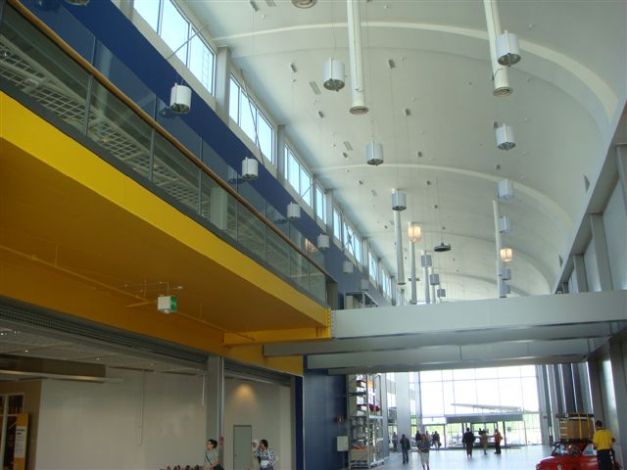 Atrium i Shopping centern och entré till Ikea